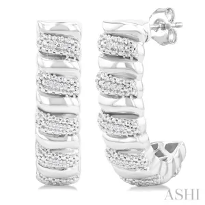 1/10 Ctw Bold Silver Ribbed Swirl Round Cut Diamond Bold Half Hoop Earring in Sterling Silver