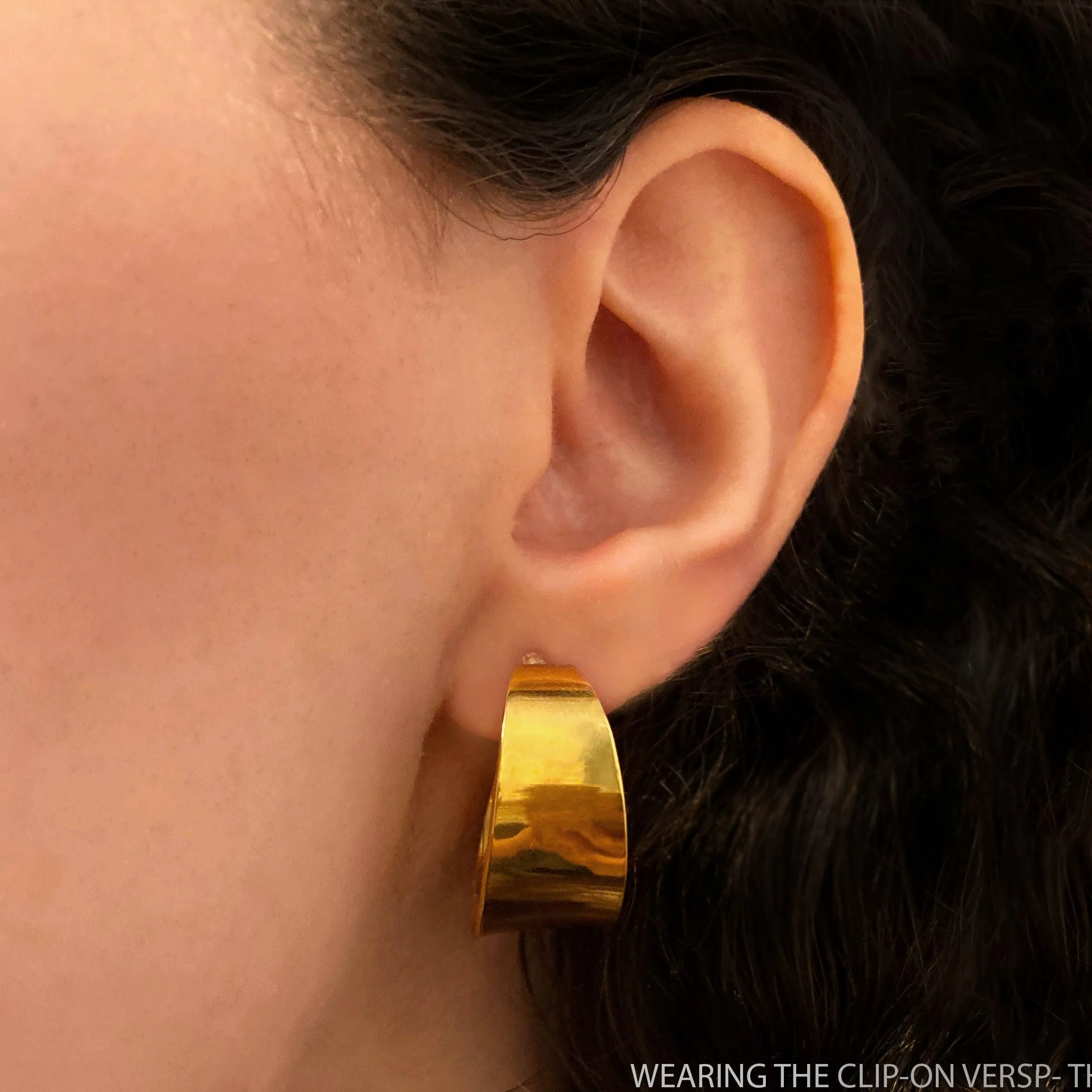 BOLD SCULPTED HOOP EARRINGS IN GOLD